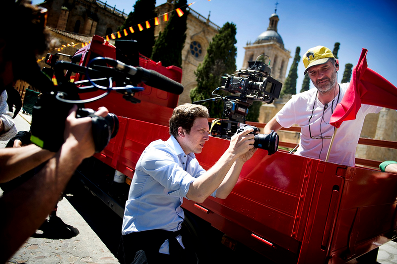 Illustration for article titled Viral Video: New Volvo FL Chased By Bulls